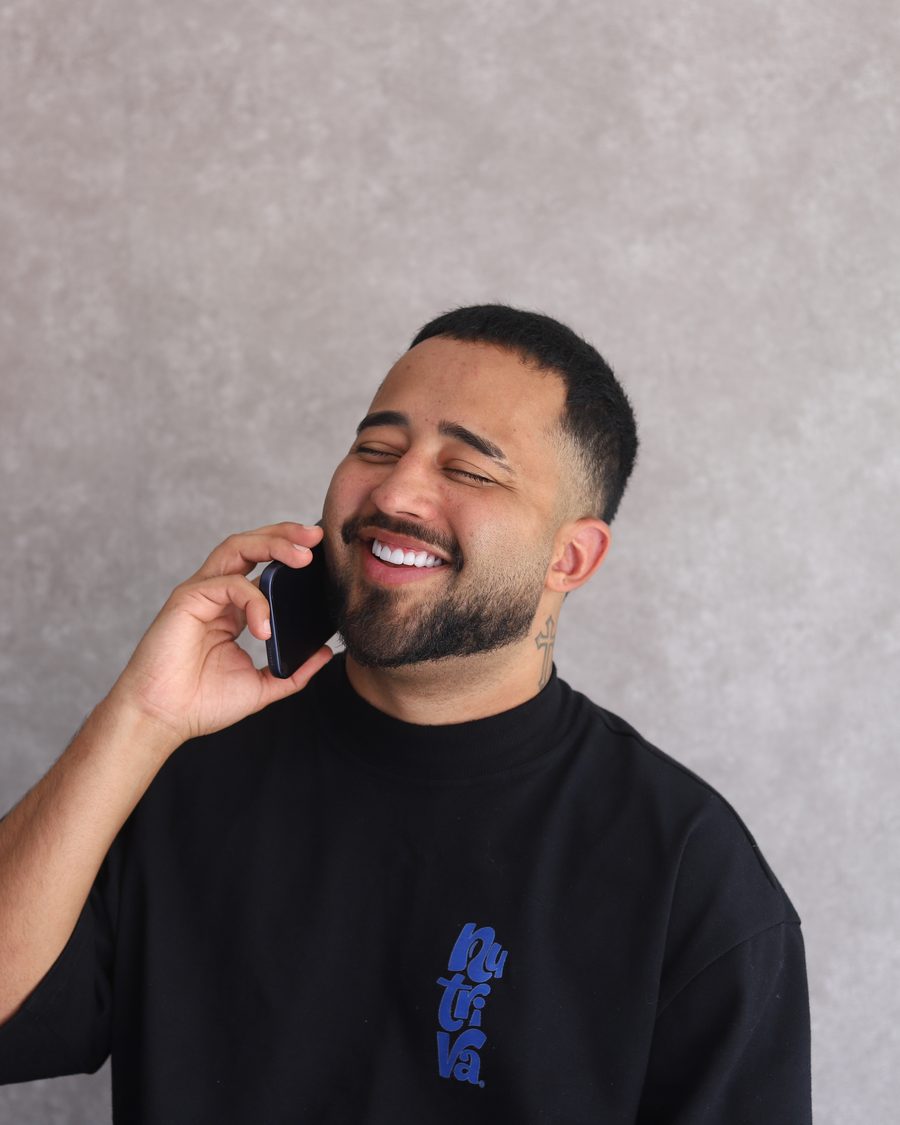 Lucas Vrau rindo ao telefone