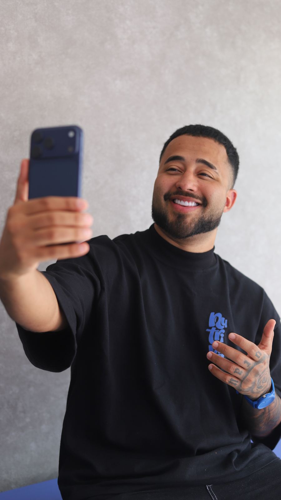 Lucas Vrau gravando um vídeo com o celular